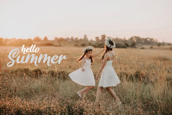 Pozdrav s nápisem Hello Summer. Šťastná maminka a dcera při západu slunce — Stock fotografie