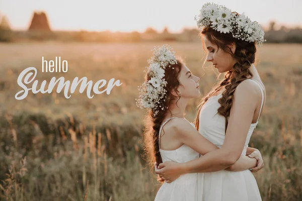 Pozdrowienia z napisem Hello Summer. Szczęśliwa matka i córka z wieńcami kwiatów — Zdjęcie stockowe