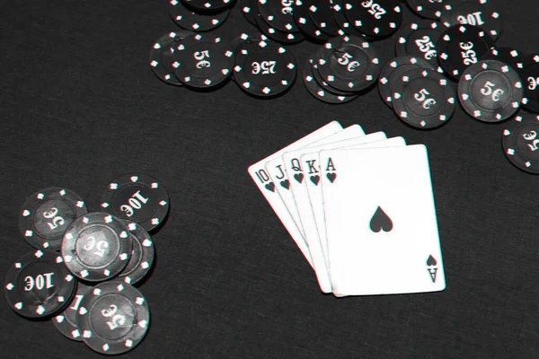 Королівські змивні і покерні фішки на зеленому столі — стокове фото