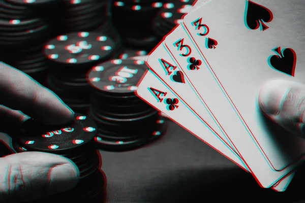 Carte con due coppie nelle mani del giocatore in una partita di poker sullo sfondo di chip di gioco — Foto Stock