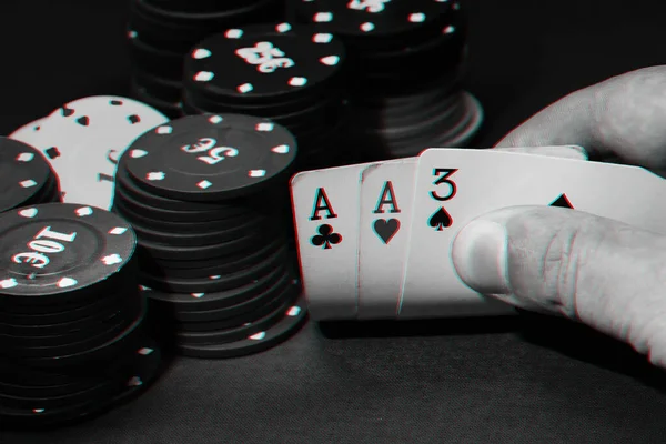 Spieler betrachtet die Karten mit einem Paar Asse im Poker auf dem Tisch — Stockfoto