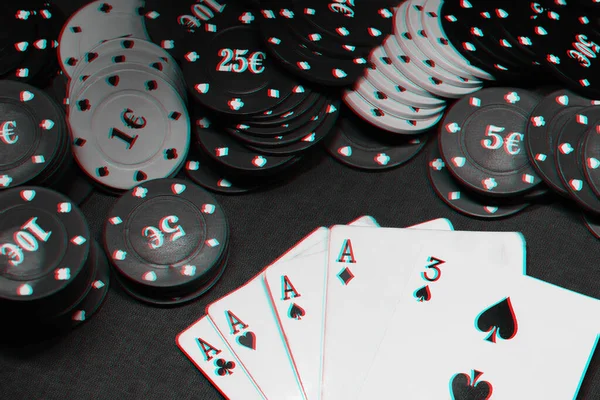 Pokerde dört as, oyun masasında çipli. — Stok fotoğraf