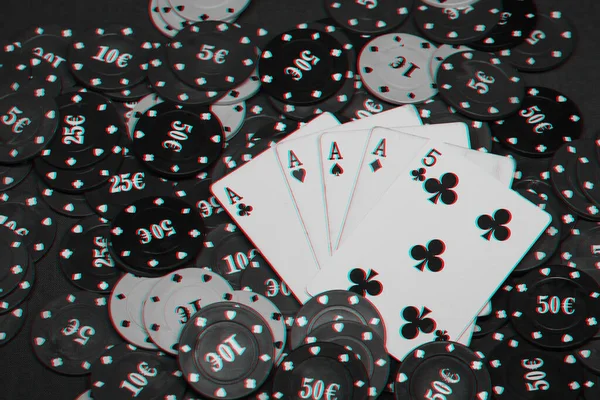Чотири своєрідних ігрових фішки покеру. Виграшна комбінація карт на столі в казино — стокове фото