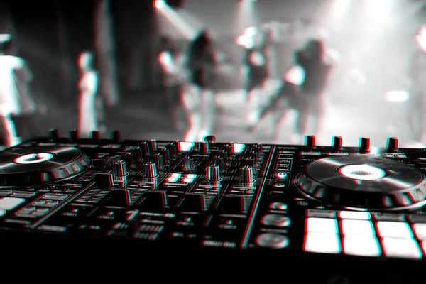 Profesjonalny kontroler DJ mixer na koncercie w klubie nocnym — Zdjęcie stockowe