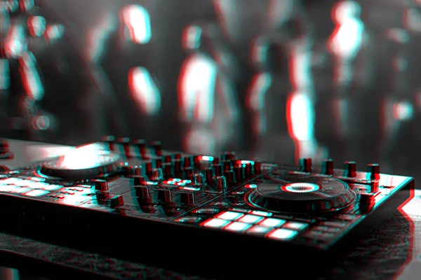 Professionel DJ mixer controller ved en koncert i en natklub - Stock-foto