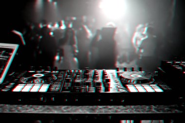 Bir gece kulübündeki konserde profesyonel DJ mikser kontrolörü.