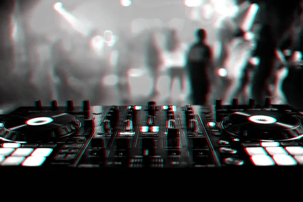 夜总会音乐会上的专业DJ混音控制器 — 图库照片