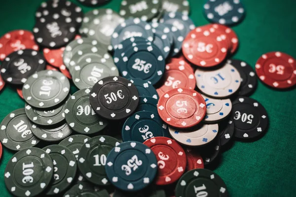 Stapel chips voor poker en andere gokken op de achtergrond van de groene tafel — Stockfoto