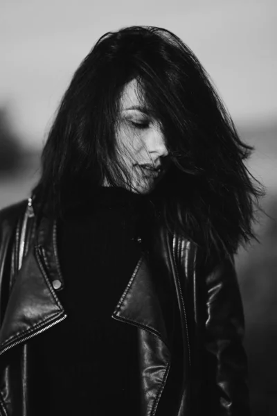 Retrato de moda en blanco y negro de una chica elegante morena en una chaqueta de cuero —  Fotos de Stock