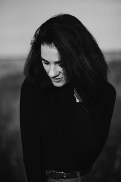 Retrato en blanco y negro de una joven chica morena caucásica —  Fotos de Stock