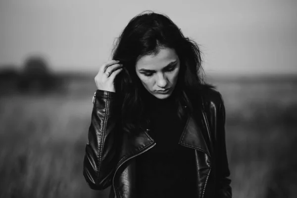 Retrato de una joven caucásica de moda morena en una chaqueta de cuero —  Fotos de Stock