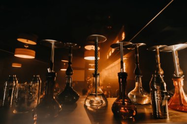 Shisha cam mataraları ve metal kaseleri olan bir grup serseri.