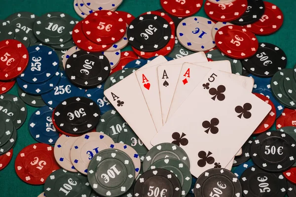 Four of a kind azen poker gaming chips. Winnende combinatie van kaarten op tafel in casino — Stockfoto