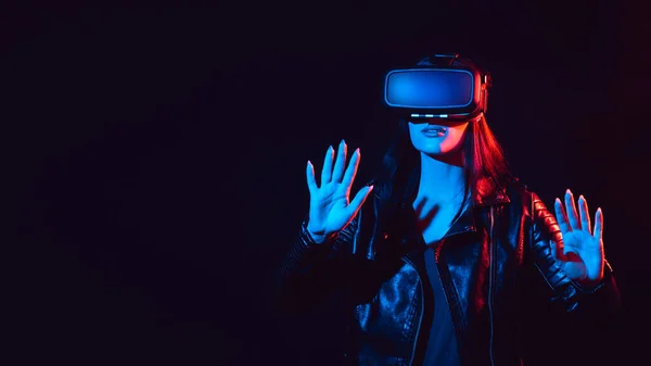 Mädchen macht Erfahrung mit Virtual-Reality-Brille — Stockfoto