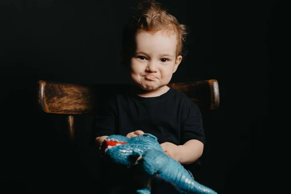 Portré egy fehér gyerek fiú játszik dinoszaurusz játékok — Stock Fotó