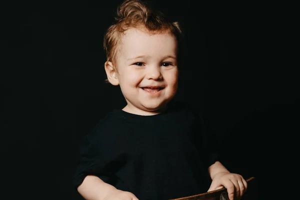 Portret van een vrolijke glimlachende blanke jongen — Stockfoto