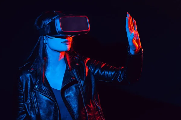 Mädchen in 3D Virtual-Reality-Brille berührt Projektionsfläche mit der Hand — Stockfoto
