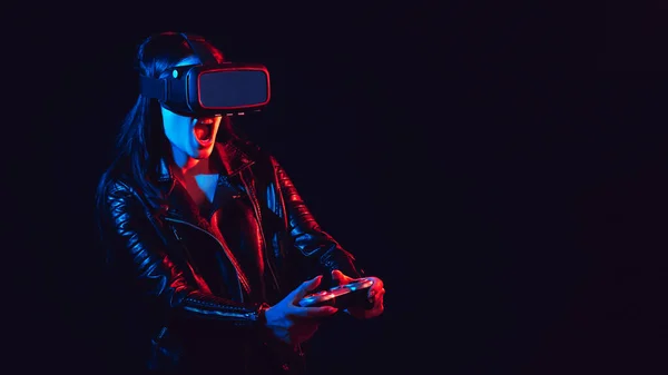 Эмоциональная девушка в 3D очках виртуальной реальности с джойстиком — стоковое фото