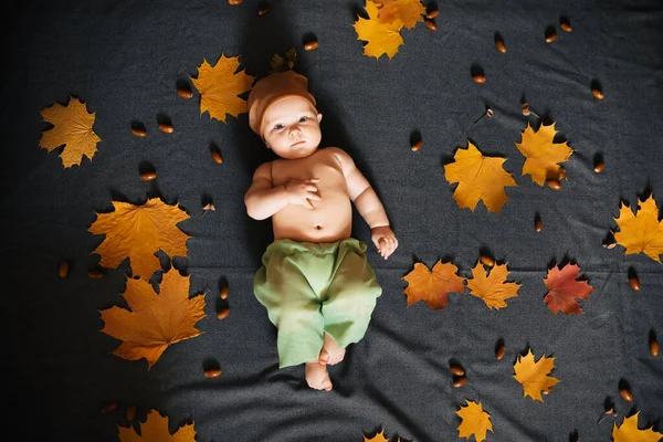 Recién nacido niño se encuentra en el fondo de otoño — Foto de Stock