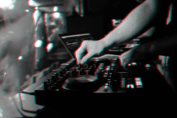 DJ mezcla música en un controlador profesional Junta en un club nocturno en una fiesta —  Fotos de Stock