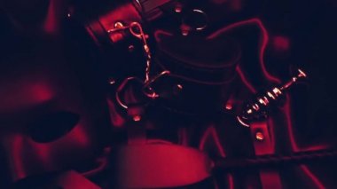 BDSM seks için deri kırbaç, kelepçe, maske ve metal anal tıpa.