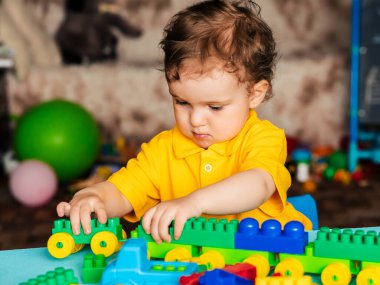 Çocuk bloklardan ev yapmayı öğreniyor.