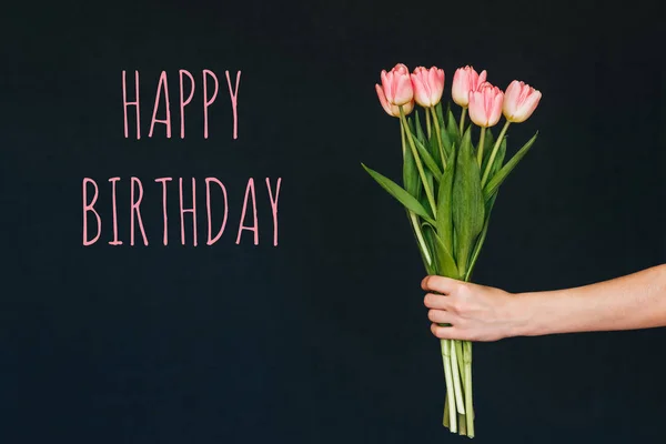 Carte De Vœux Avec L Inscription Joyeux Anniversaire Bouquet De Fleurs Roses De Tulipes Dans La Main D Une Femme L Amour Heureux Stock Photo