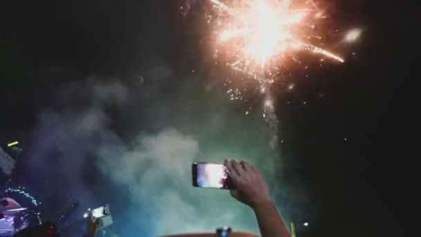 Multidão de pessoas fluem em contagem regressiva para o próximo ano com fogos de artifício — Vídeo de Stock