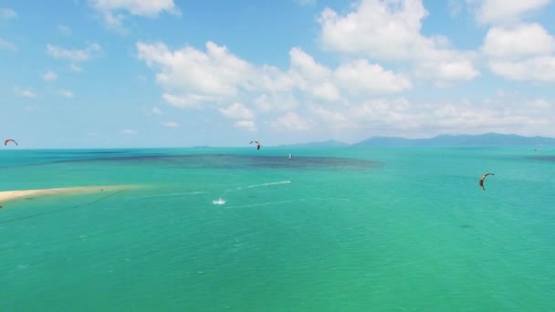 Veduta aerea del kitesurf sport estremo con il vento freestyle. Bella vista dall'alto della bella spiaggia . — Video Stock