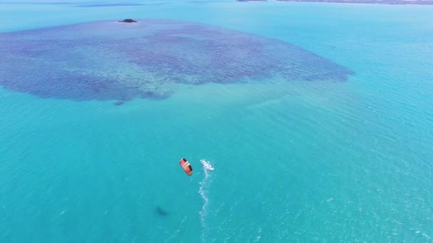 Luftaufnahme von Kitesurfen Extremsport mit dem Wind Freestyle. schöner Blick von oben auf schönen Strand. — Stockvideo