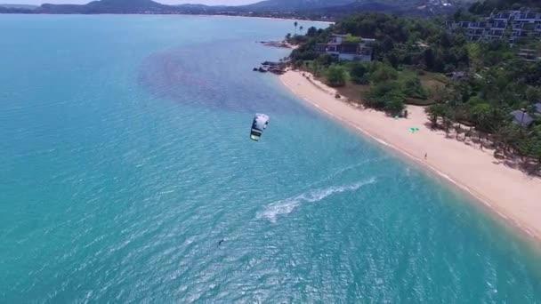 Flygfoto över kitesurfing extrem sport med vind freestyle. Vackra ovanifrån av fin strand. — Stockvideo