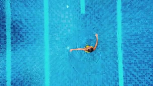 Flygfoto över stor pool i privat egendom. — Stockvideo