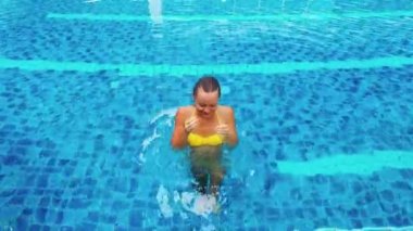 Sarı yüzmek kız büyük havuza uygun. Özel Emlak.