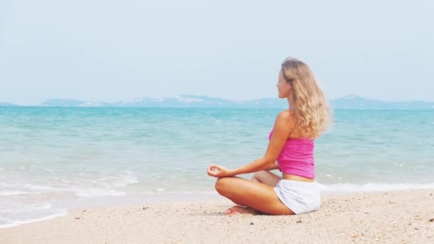 Kvinnan gör meditation nära havet stranden. Yoga silhuett. — Stockvideo