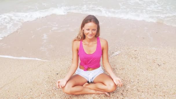 Donna che medita vicino alla spiaggia dell'oceano. Silhouette yoga . — Video Stock