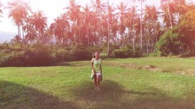 Vintage güzel romantik sarışın gelin çavdar alanında, orman arka planda çalışan