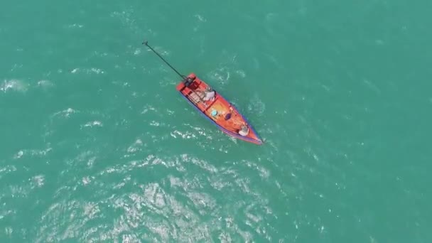 Barco longo e ilha de poda na Tailândia — Vídeo de Stock