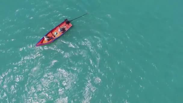 Barco largo y la isla de la poda en Tailandia — Vídeo de stock