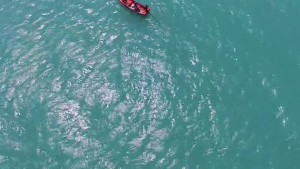 Barco longo e ilha de poda na Tailândia — Vídeo de Stock