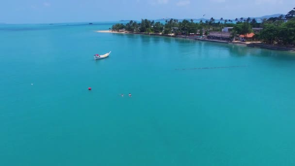 Lång båt och poda island i thailand — Stockvideo