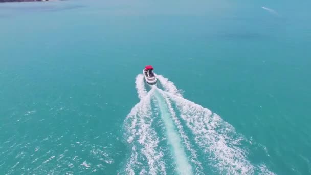 Blick vom Meer und Schnellboot auf Tawaen Beach, Koh Larn Island, Pattaya, Thailand — Stockvideo