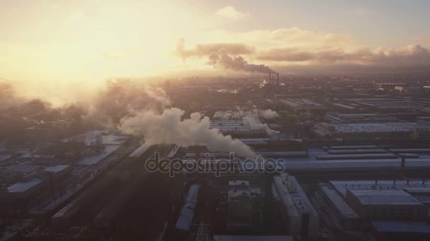 Vidéo de style cinématographique jaune de la région industrielle dans la grande ville. Cheminée en usine avec ciel jaune et nuages. Pollution industrielle . — Video