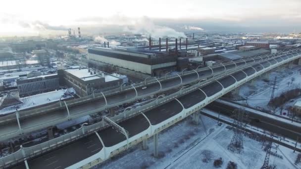 Rusya'da büyük şehirde sanayi bölgesi hava görünümünü. Otoyol ve günbatımı füme fabrikada. — Stok video