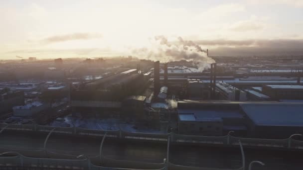 Gele Toon filmische stijl video van industriële regio in grote stad. Schoorsteen in fabriek met gele hemel en wolken. Industriële vervuiling. — Stockvideo