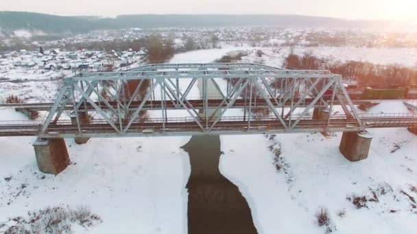 Vue de dessus du train de marchandises avec chariots sur les chemins de fer en hiver — Video