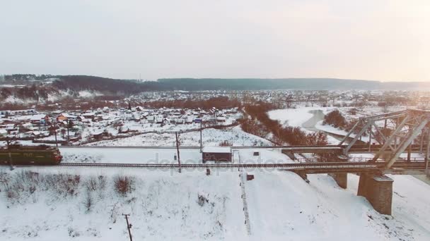 Вид зверху вантажного поїзда з вагонами на залізницях взимку — стокове відео