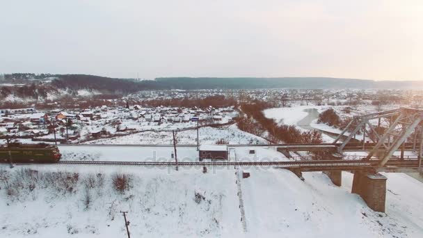 Vista superior del tren de mercancías con vagones en los ferrocarriles en invierno — Vídeos de Stock