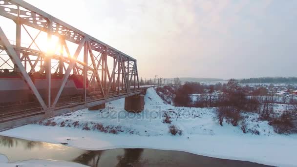 Vista superior del tren de mercancías con vagones en los ferrocarriles en invierno — Vídeos de Stock