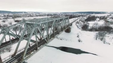 Siyah beyaz bir soğuk kış gününde vurdu tren geçiş Köprüsü.