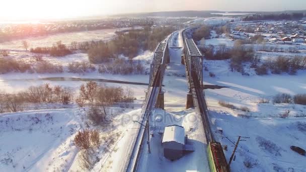 Au ralenti. Vue de dessus du train de marchandises avec chariots sur les chemins de fer en hiver — Video